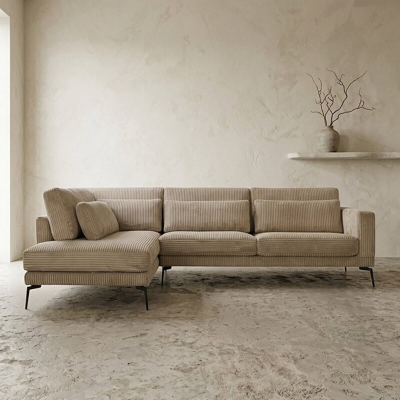 Moderne beige loungebank van Mokana meubelen met comfortabele kussens, perfect voor een stijlvolle en gezellige zithoek in een minimalistische woonkamer.