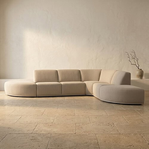 Moderne hoekbank in beige stof, perfect voor stijlvolle woonkamers, met comfortabele zitting en elegante uitstraling.