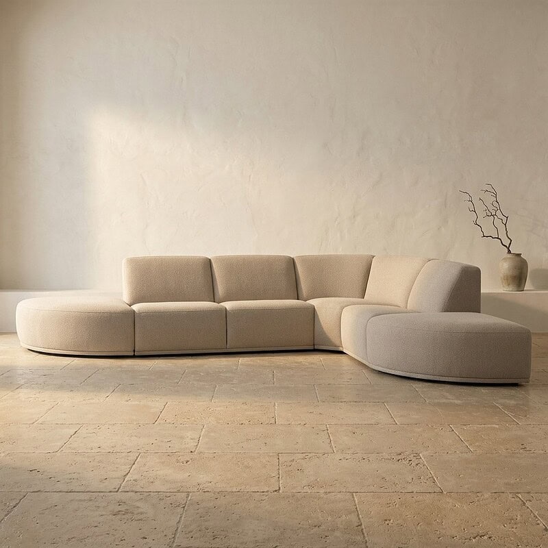 Modernes Ecksofa aus beigem Stoff, perfekt für stilvolle Wohnzimmer, mit bequemer Sitzfläche und eleganter Ausstrahlung.