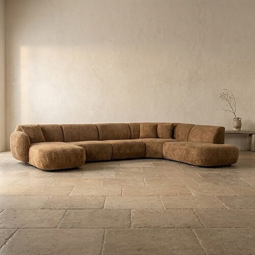 Moderne ronde bank met beige bekleding, ideaal voor stijlvolle woonkamers en zithoeken.