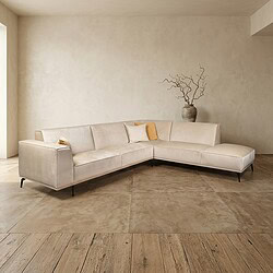 Moderne witte loungebank van Mokana in een minimalistische woonkamer met natuurlijke decoratie en houten vloer. Perfect voor stijlvolle en comfortabele zithoek.