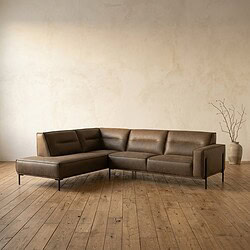 Luxe leren hoekbank in een minimalistisch interieur, perfect voor moderne woonkamers, met strakke lijnen en comfortabele zitplaatsen.