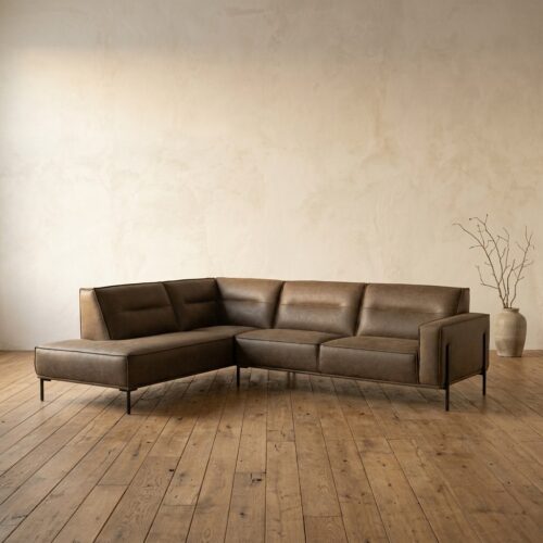 Luxe leren hoekbank in een minimalistisch interieur, perfect voor moderne woonkamers, met strakke lijnen en comfortabele zitplaatsen.