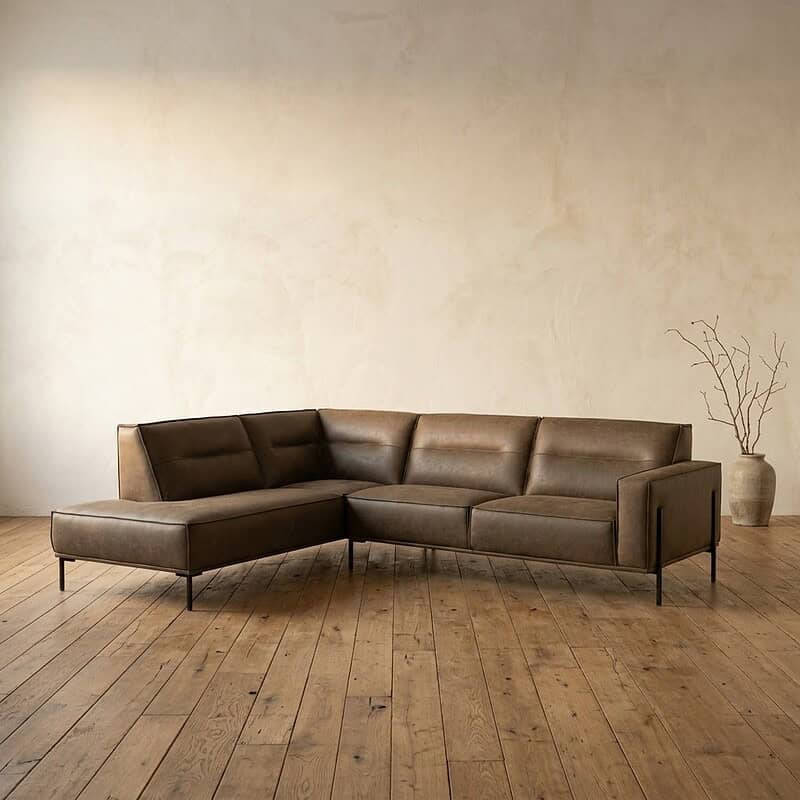 Luxe leren hoekbank in een minimalistisch interieur, perfect voor moderne woonkamers, met strakke lijnen en comfortabele zitplaatsen.