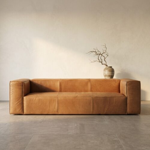 Ein luxuriöses Ledersofa in einem modernen, minimalistischen Interieur mit einer dekorativen Vase und Zweigen im Hintergrund – perfekt für stilvolle Wohnräume.