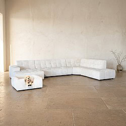 Bank met witte bekleding, modern design, geschikt voor gezellige zithoek, in een lichte, minimalistische woonkamer.