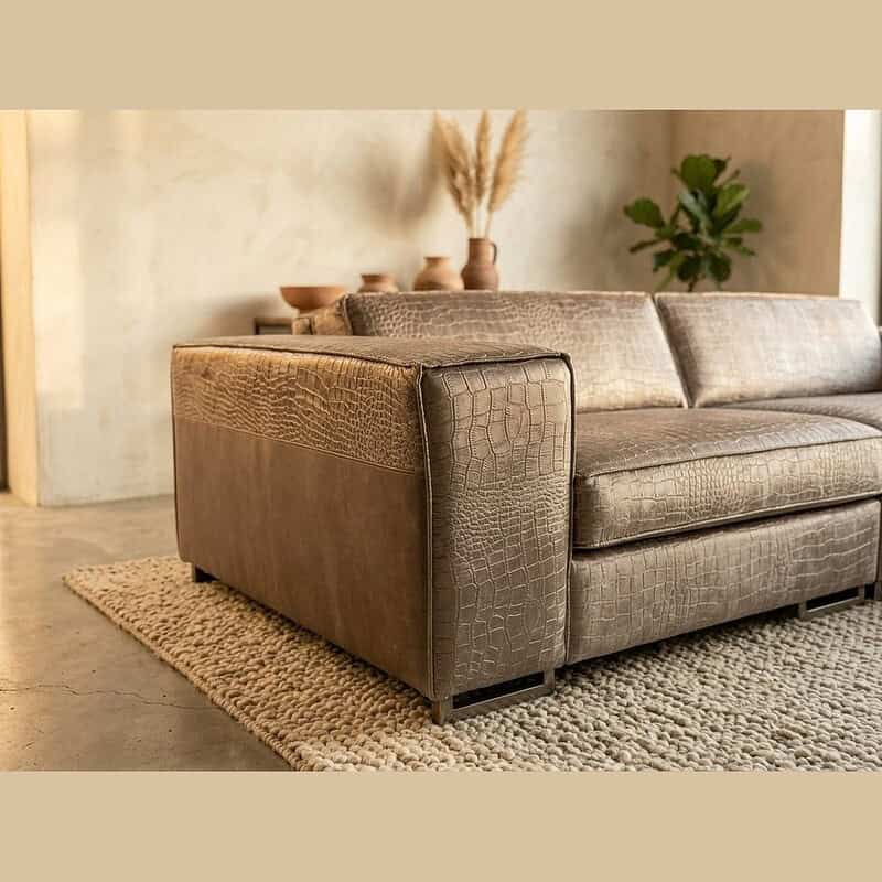 Luxe hoekbank met houten en stoffen elementen, perfect voor moderne woonkamers, gecombineerd met natuurlijke decoratie voor een stijlvolle uitstraling.