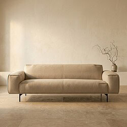 Strakke, moderne bank in een minimalistisch interieur, perfect voor een stijlvolle woonkamer. Gemaakt door Mokana Meubelen, bekend om hoogwaardige en tijdloze meubelontwerpen.