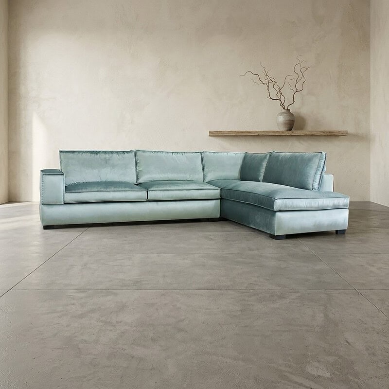 Moderne mintgroene loungebank met chaise longue, perfect voor stijlvolle woonkamers en comfortabele zithoek. Gemaakt van hoogwaardig meubelstof, ontworpen door Mokana Meubelen.