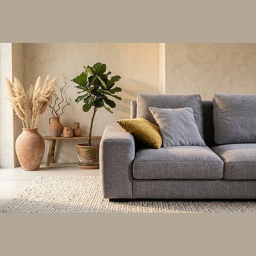 Houten en stoffen woonkamerbank met decoratieve kussens Moderne woonkamerbank met houten potten en decoratieve planten, stijlvolle inrichting met comfortabele stoffen bank en natuurlijke decoratie voor een gezellige sfeer.
