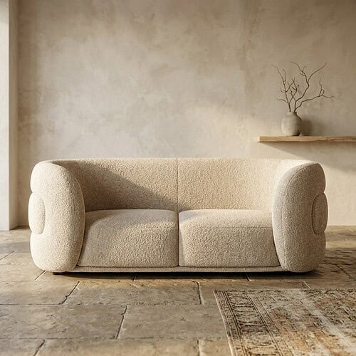 Moderne stoffen bank in neutrale kleur voor woonkamer, ontworpen door Mokana Meubelen, met comfortabele zitting en uniek design, perfect voor een stijlvolle en gezellige inrichting.