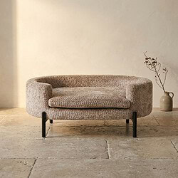 Modernes, rundes Stoffsofa in einem minimalistischen Interieur – perfekt für eine gemütliche Sitzecke. Hergestellt aus weichen, langlebigen Materialien mit schwarzen Holzbeinen für einen stilvollen Look.