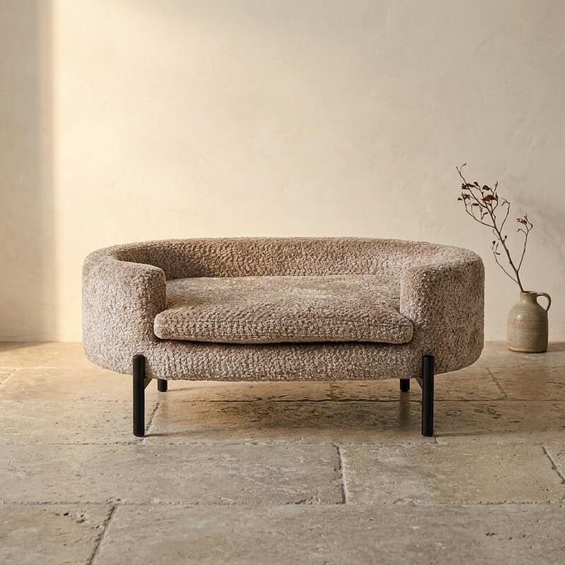 Modernes, rundes Stoffsofa in einem minimalistischen Interieur – perfekt für eine gemütliche Sitzecke. Hergestellt aus weichen, langlebigen Materialien mit schwarzen Holzbeinen für einen stilvollen Look.