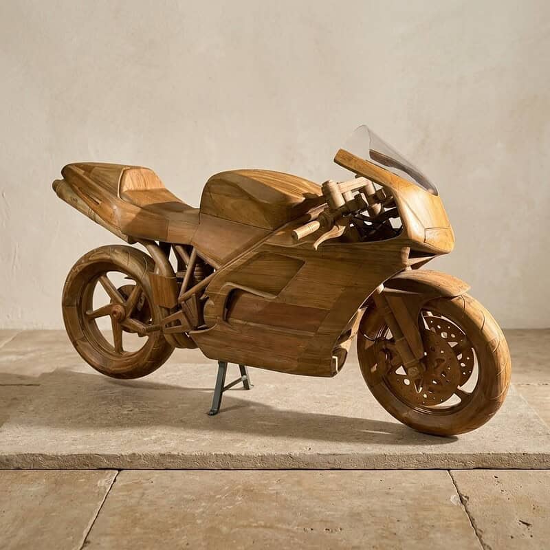 Handgemaakte houten motorfiets als uniek meubelstuk, perfect voor liefhebbers van houten meubels en motorfietsen, een opvallend decoratief item voor elk interieur.