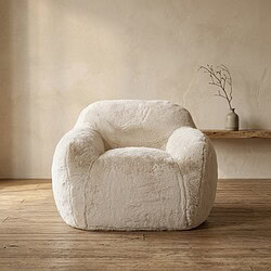 Comfortabele, zachte fauteuil in een minimalistisch interieur, perfect voor een gezellige zithoek. Gemaakt van hoogwaardig, duurzaam materiaal voor langdurig gebruik.