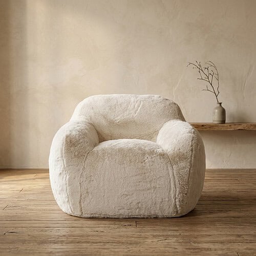 Ein bequemer, weicher Sessel in minimalistischem Design, perfekt für eine gemütliche Sitzecke. Hergestellt aus hochwertigem, strapazierfähigem Material für langlebigen Gebrauch.