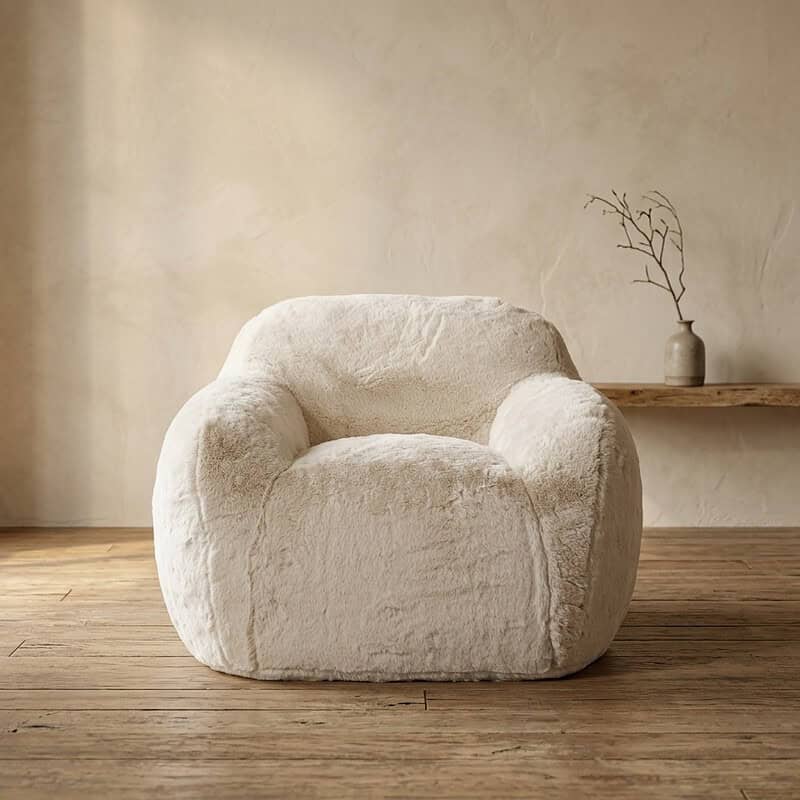 Comfortabele, zachte fauteuil in een minimalistisch interieur, perfect voor een gezellige zithoek. Gemaakt van hoogwaardig, duurzaam materiaal voor langdurig gebruik.