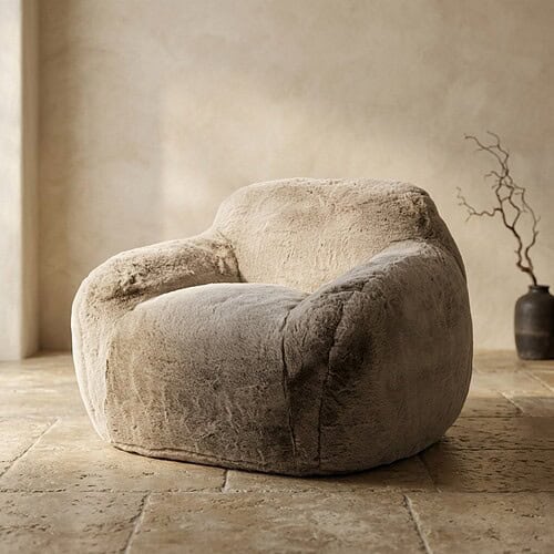 Bankje van zacht, comfortabel meubelstof in een rustige, natuurlijke setting. Perfect voor een modern interieur met een warme uitstraling.