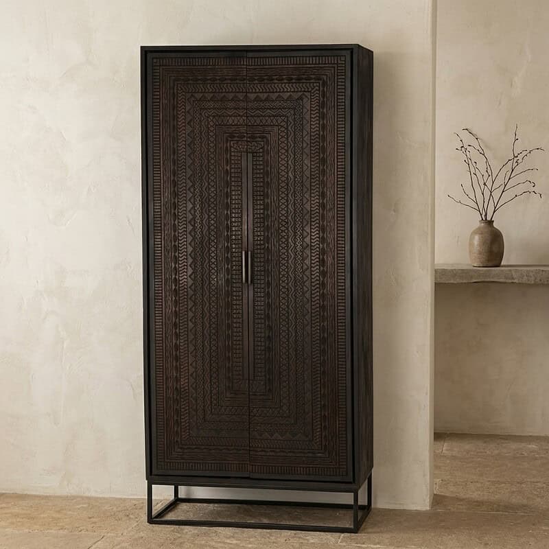 Elegante houten kast met intricate patronen, perfect voor een stijlvolle en functionele opbergoplossing in elk interieur. Gemaakt van hoogwaardig hout met ambachtelijke details.