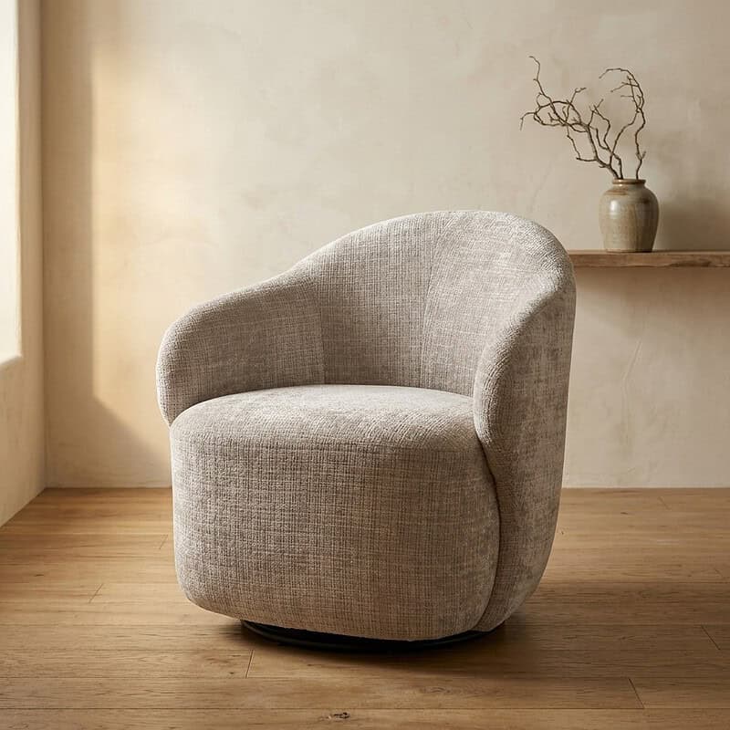 Luxe beige stoffen fauteuil van Mokana Meubelen, perfect voor een stijlvolle en comfortabele zithoek in elk interieur.