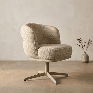 Moderne stoffen draaistoel met comfortabele bekleding en metalen onderstel, perfect voor een stijlvolle en gezellige woonkamer of kantoorruimte.