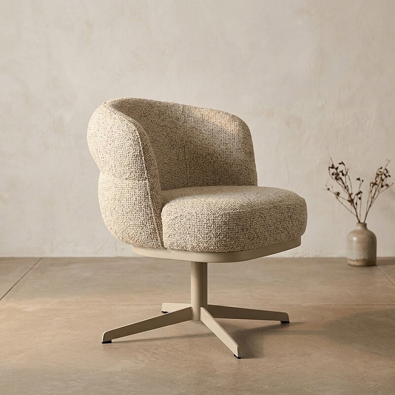 Moderne stoffen draaistoel met comfortabele bekleding en metalen onderstel, perfect voor een stijlvolle en gezellige woonkamer of kantoorruimte.