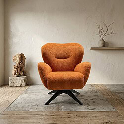 Een stijlvolle oranje fauteuil met zachte bekleding, perfect voor een gezellige woonkamer of lounge.