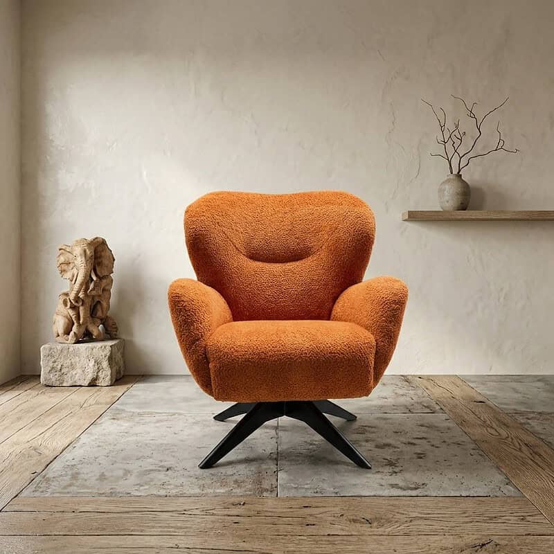 Een stijlvolle oranje fauteuil met zachte bekleding, perfect voor een gezellige woonkamer of lounge.