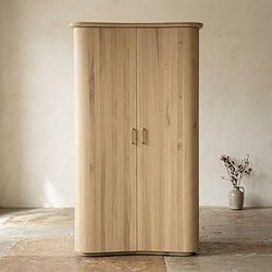 Elegant houten kast van massief hout met twee deuren, perfect voor opbergruimte in woonkamer of slaapkamer, met een natuurlijke afwerking en minimalistisch design.
