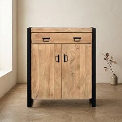 Moderner Holzschrank mit schwarzem Metallrahmen, perfekt für ein Interieur im Industrial-Stil, mit zwei Türen und einer Schublade, aus Naturholz gefertigt.