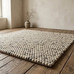 Moderne wollen vloerkleed met knopen, beige en grijze tinten, perfect voor een stijlvolle en gezellige woonkamer of slaapkamer.