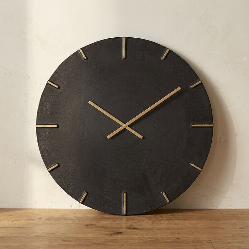 Moderne houten wandklok met zwart wijzerplaat en houten wijzers, perfect voor een strakke en stijlvolle interieurdecoratie.