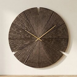 Moderne houten wandklok met natuurlijke afwerking, uniek design, geschikt voor woonkamer of kantoor, handgemaakt, duurzame materialen, stijlvolle decoratie.