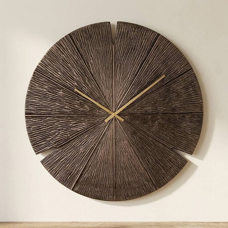 Moderne houten wandklok met natuurlijke afwerking, uniek design, geschikt voor woonkamer of kantoor, handgemaakt, duurzame materialen, stijlvolle decoratie.