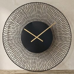 Moderne wandklok met zwart en goud accenten, omringd door een uniek draadpatroon, perfect voor een eigentijdse interieurstijl.