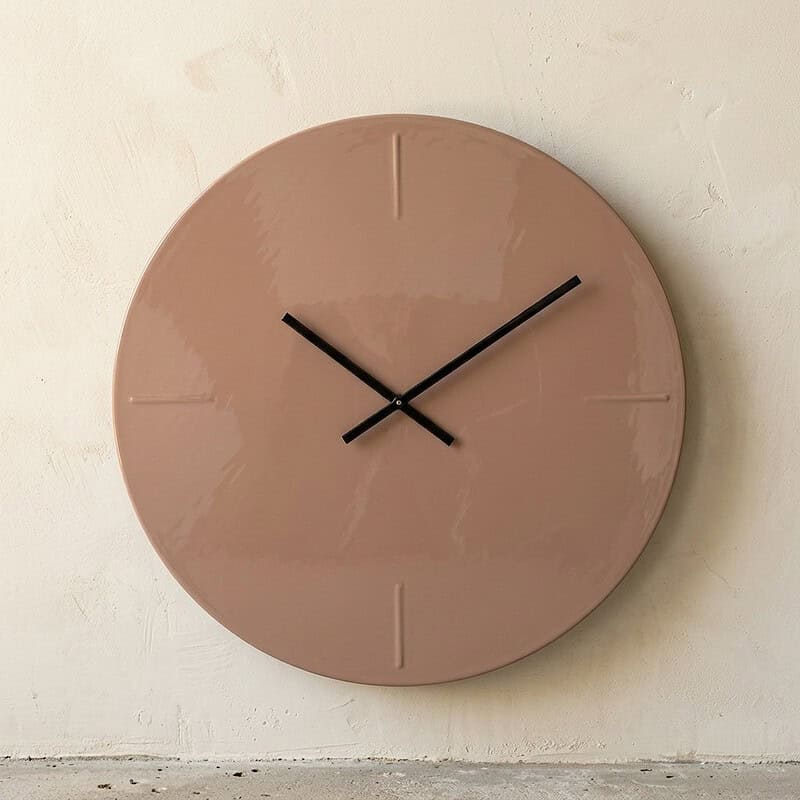 Moderne roze wandklok met minimalistisch ontwerp, geschikt voor woonkamer of slaapkamer, gemaakt door Mokana Meubelen. Perfect voor een stijlvolle en functionele interieuraccent.