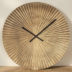 Moderne houten wandklok met gouden afwerking en zwart wijzers, perfect voor een stijlvolle woonkamer of kantoor. Handgemaakt en uniek design, geschikt voor interieurdecoratie.
