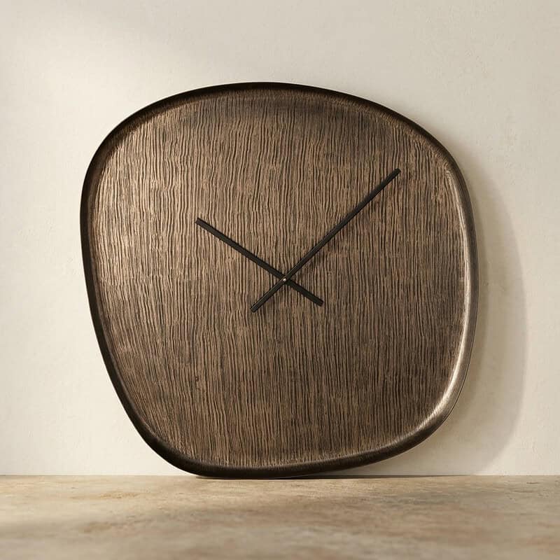 Moderne houten wandklok met minimalistisch ontwerp, perfect voor een stijlvolle woonkamer of kantoor. Gemaakt van hoogwaardig hout met een strakke afwerking en eenvoudige wijzers.