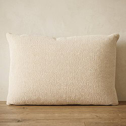 Luxe beige kussen van Mokana meubelen, perfect voor een gezellige zithoek of bed, gemaakt van hoogwaardig textiel voor optimaal comfort en stijl.