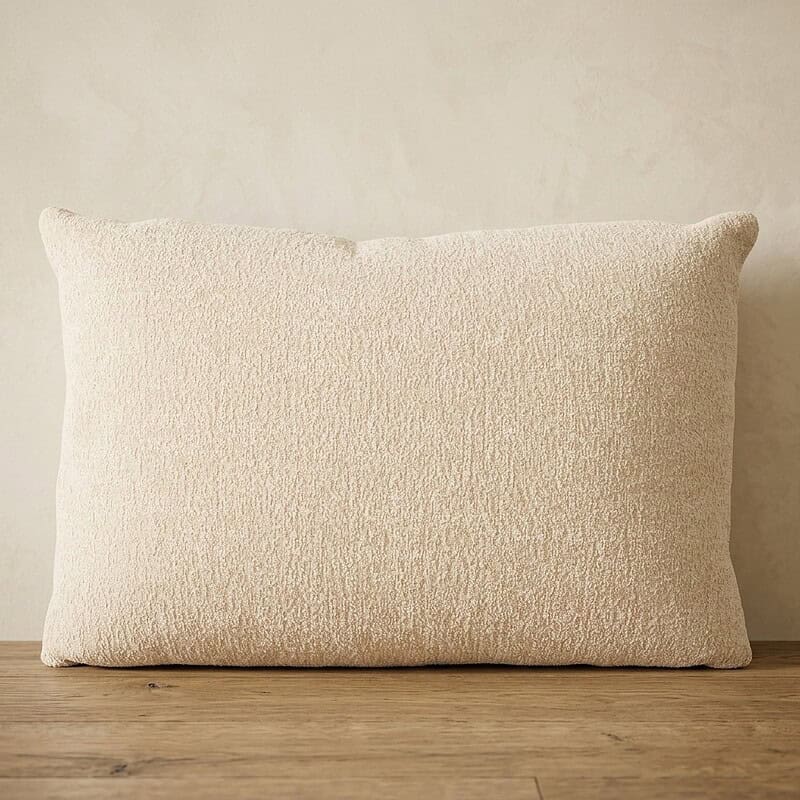 Luxe beige kussen van Mokana meubelen, perfect voor een gezellige zithoek of bed, gemaakt van hoogwaardig textiel voor optimaal comfort en stijl.