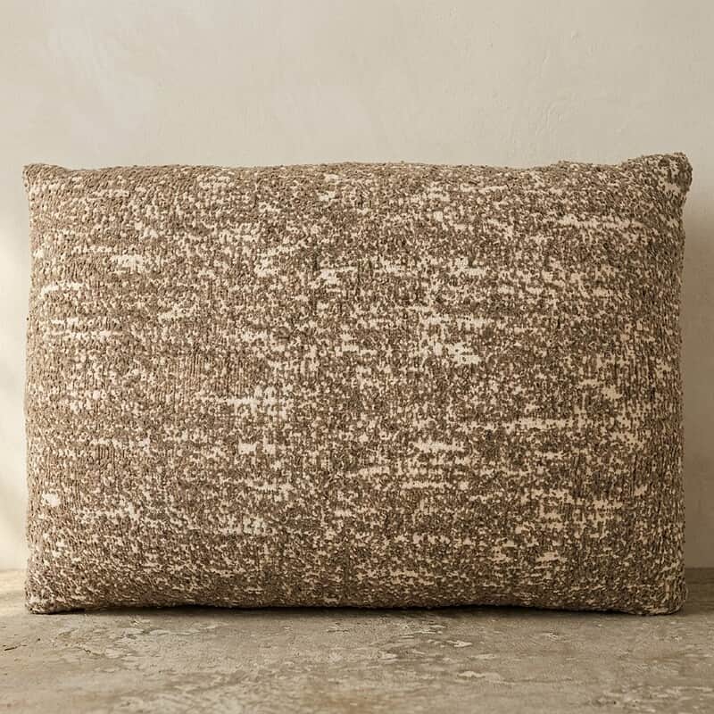 Comfortabel kussen met textuur in beige en bruin, perfect voor woonkamer of slaapkamer, voegt warmte en stijl toe aan elk interieur.