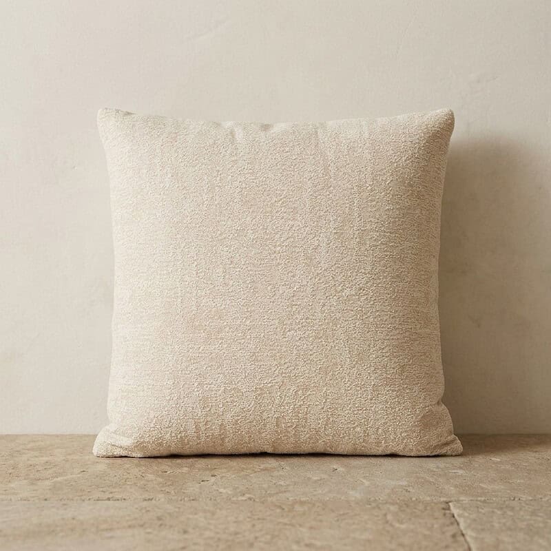 Crèmekleurig sierkussen voor woonkamer en slaapkamer, zacht en comfortabel, perfect voor een moderne interieurstijl.