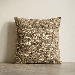 Decoratief stoffen sierkussen met een rijke textuur, perfect voor het toevoegen van warmte en stijl aan uw woonkamer of slaapkamer. Gemaakt van hoogwaardige materialen voor comfort en duurzaamheid.