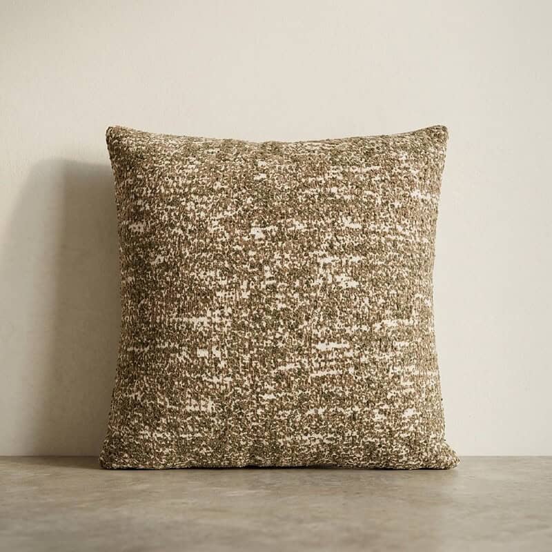 Decoratief stoffen sierkussen met een rijke textuur, perfect voor het toevoegen van warmte en stijl aan uw woonkamer of slaapkamer. Gemaakt van hoogwaardige materialen voor comfort en duurzaamheid.