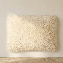 Zacht, wollig vloerkleed in crèmekleur, perfect voor een gezellige woonkamer of slaapkamer, gemaakt van hoogwaardig natuurlijk wol voor comfort en stijl.