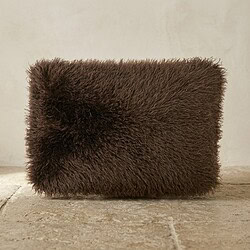 Luxe bruin faux fur kussen, perfect voor een gezellige en warme uitstraling in elke woonkamer of slaapkamer.