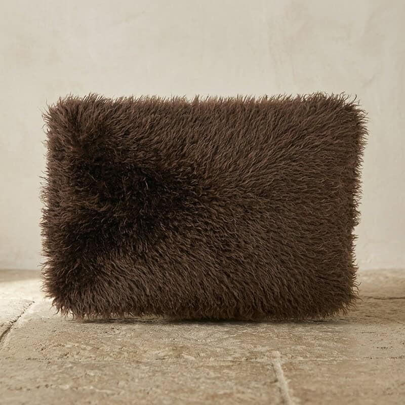 Luxe bruin faux fur kussen, perfect voor een gezellige en warme uitstraling in elke woonkamer of slaapkamer.