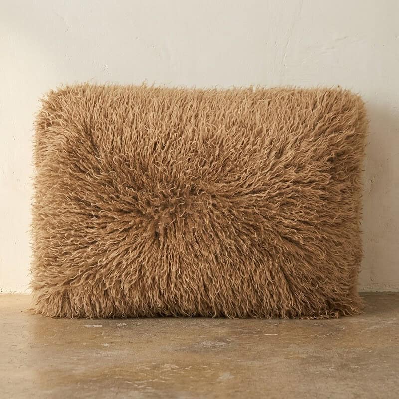 Luxe schapenvacht poef in warm bruin, perfect voor gezellige zithoeken en interieuraccenten. Handgemaakt en zacht, ideaal voor comfort en stijl in elke woonkamer of slaapkamer.