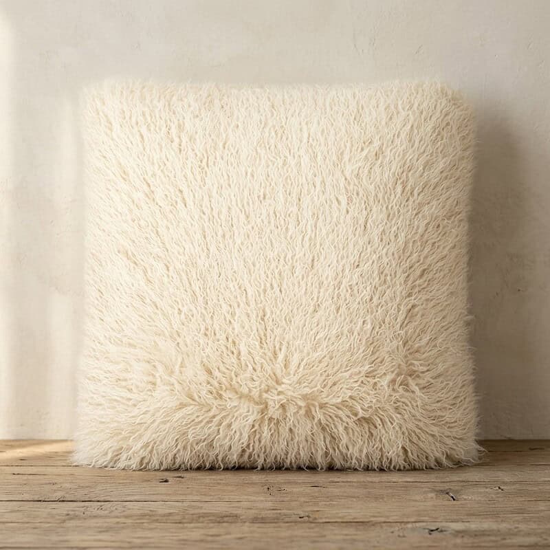 Comfortabel wollenkussen in crèmekleur, perfect voor een gezellige zithoek of relaxruimte, gemaakt van hoogwaardig, zacht en duurzaam materiaal.