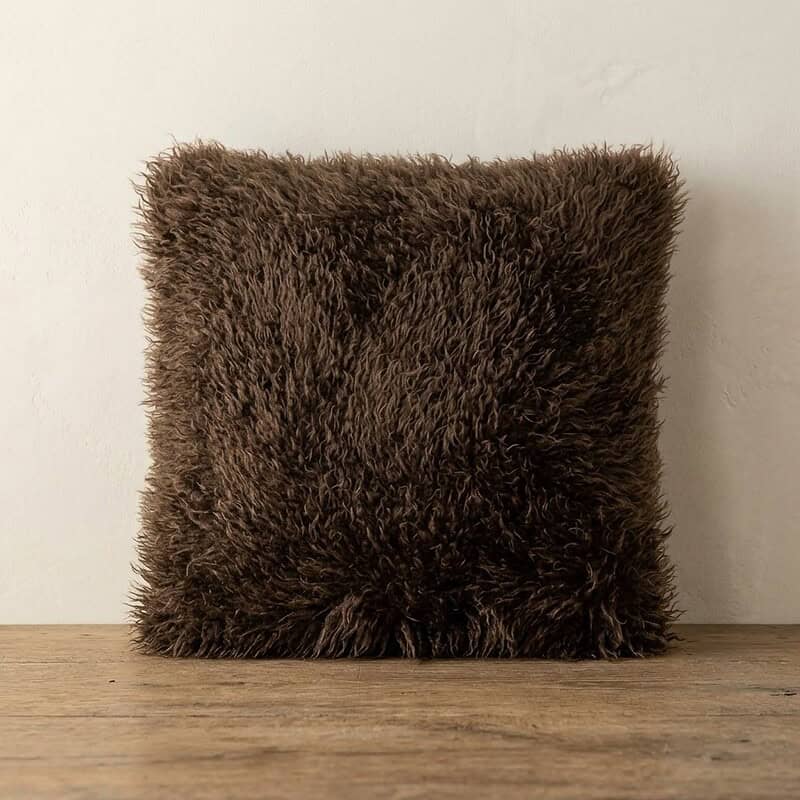 Kussen van schapenvacht, zacht en warm, ideaal voor een gezellige woonkamer of slaapkamer. Perfect voor het toevoegen van natuurlijke textuur en comfort aan je interieur.